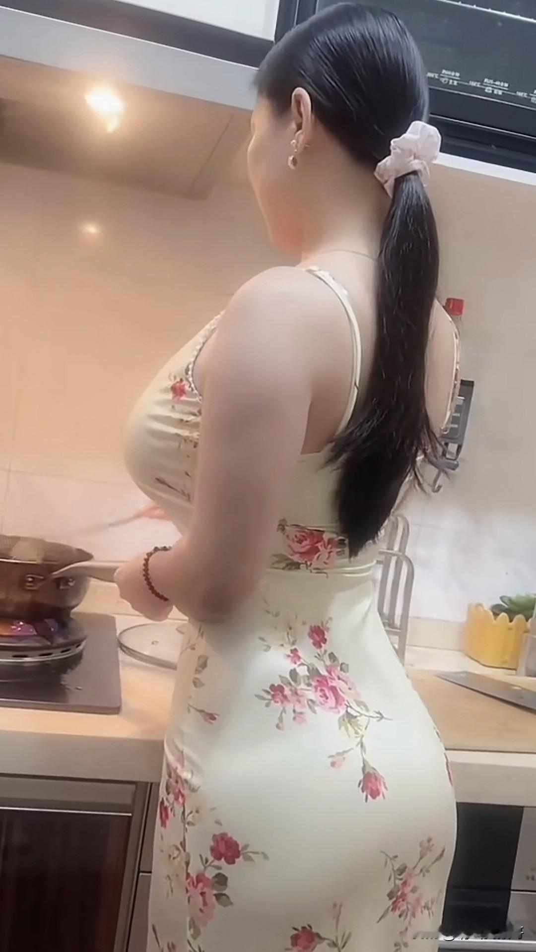 “皮肤像牛奶一样”说的就是这样的女子