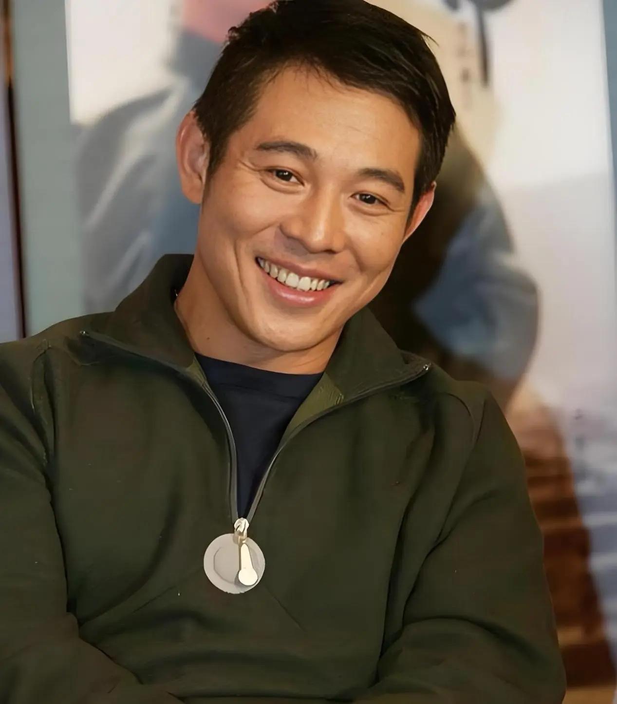 李思说起他爸李连杰一点不嘴软，直接就讲从我爸选了利智那时候起，我们家就全乱套了。