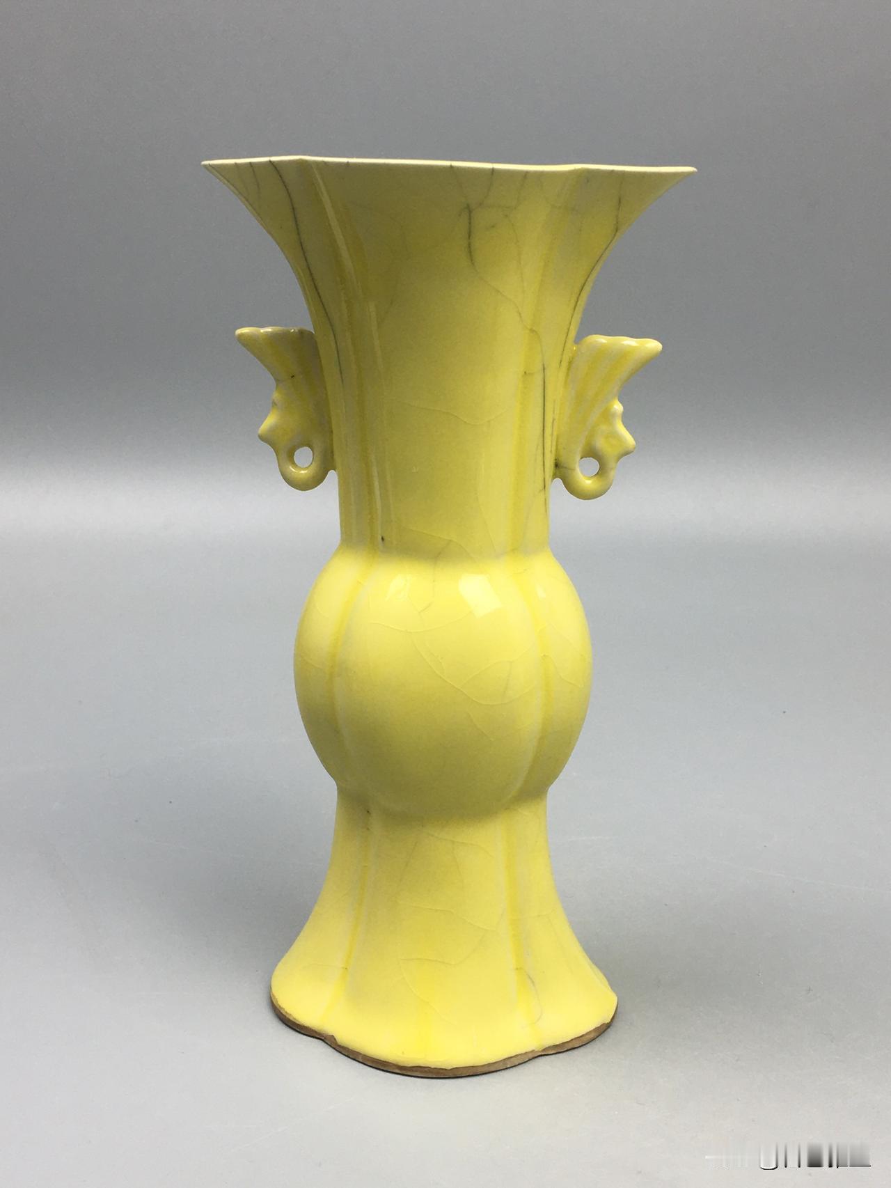 柴窑名窑图鉴·第十二辑 宋柴窑娇黄釉出戟双耳尊！
 
自古坊间便有“片柴值千金”