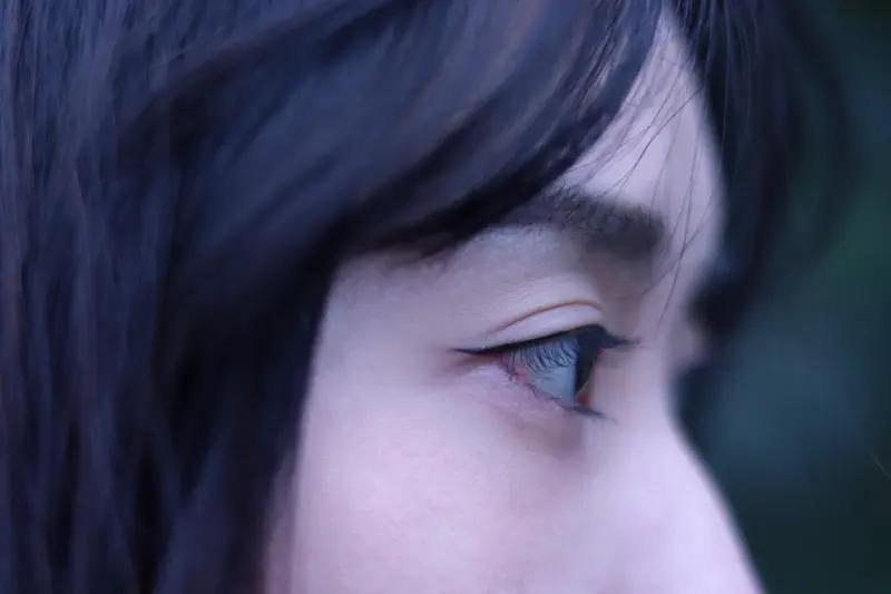 女人偷偷喜欢上你，表现还挺多。她看你的眼神会不一样，目光温柔又痴迷，和你对视时还