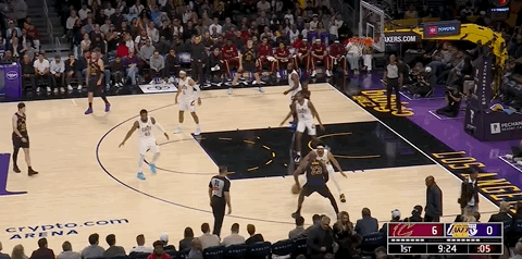 湖人第一球，来自詹姆斯，2-6落后！骑士vs湖人