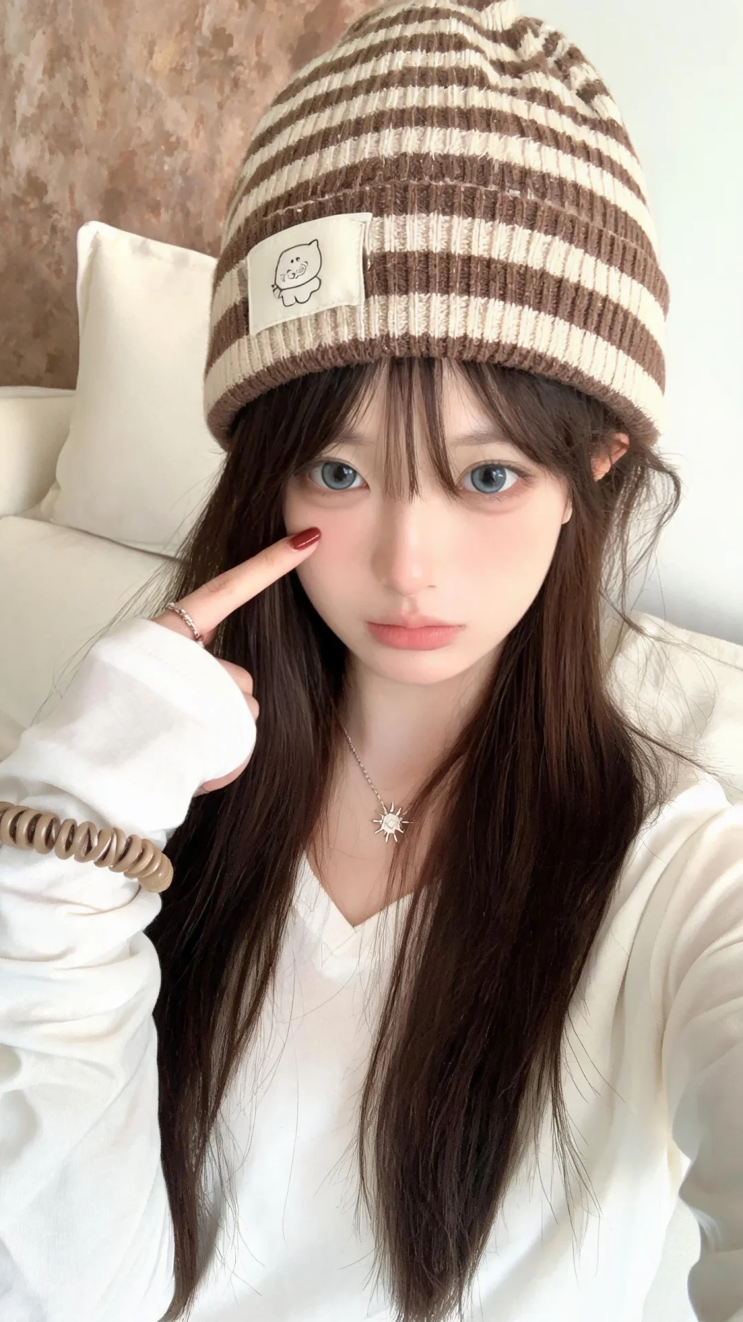 手机前置自拍居家氛围感写真，原生iPhone前置随手抓拍快照质感，细腻...