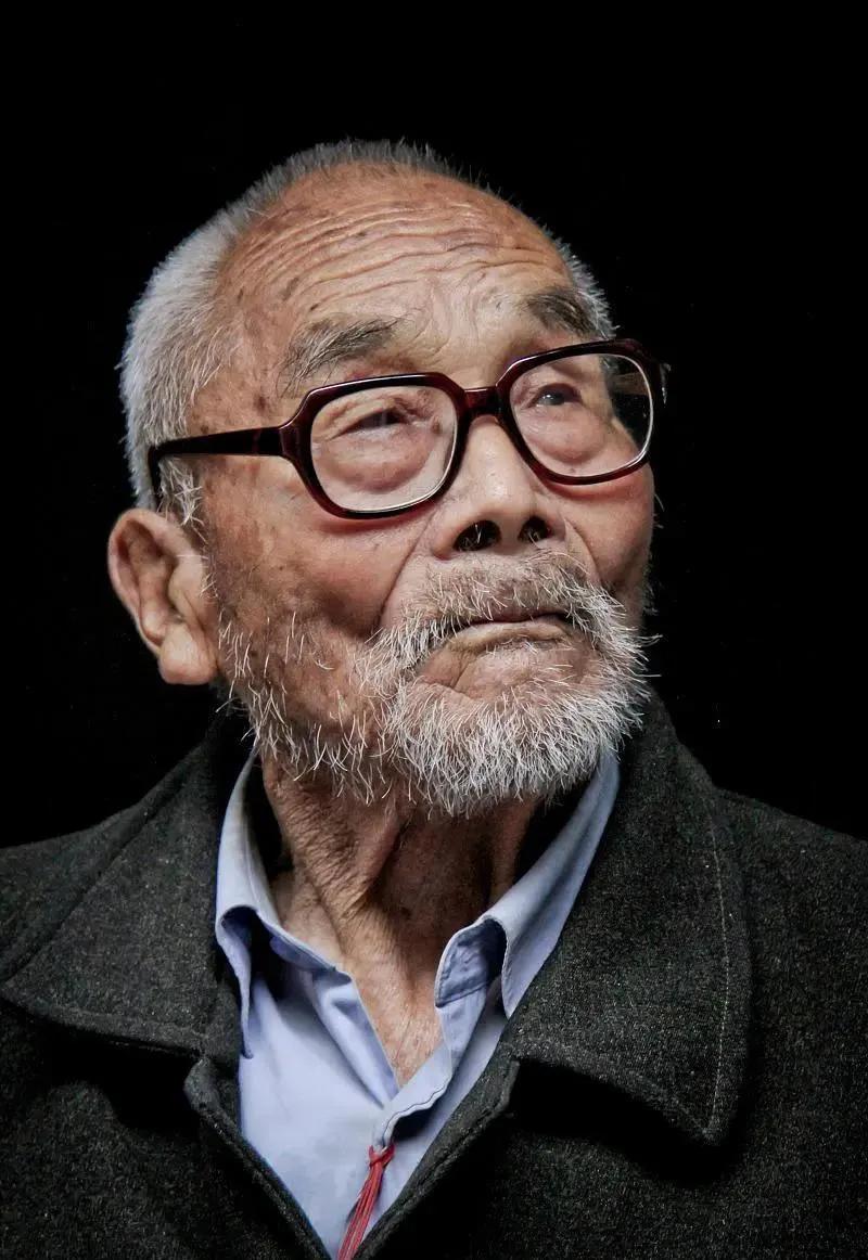 抗战时一天，刺鼻的毒气裹挟着硝烟扑面而来，炮弹在钢筋水泥工事外接连炸开，南津关江