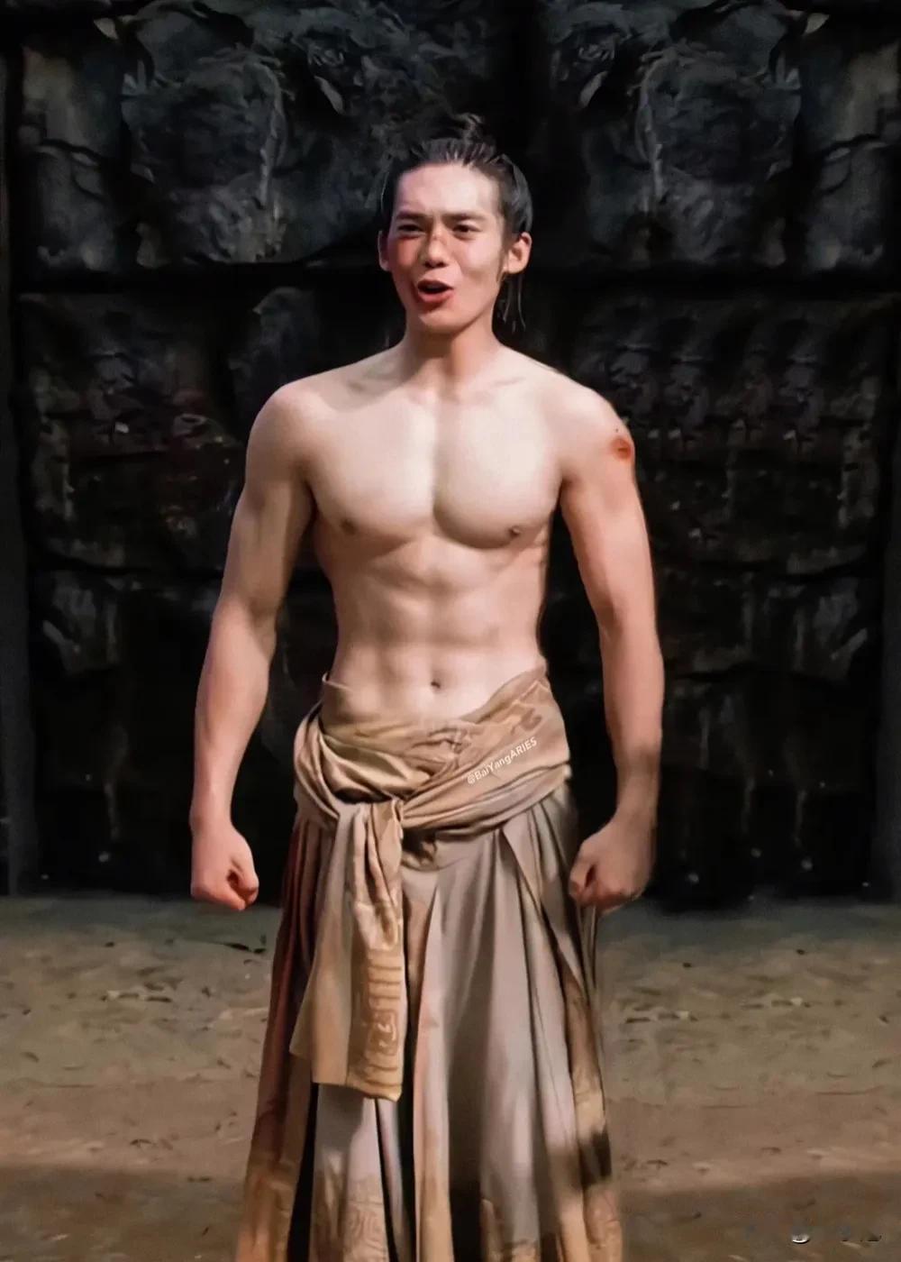 于适难怪被富婆喜欢，他的身材壮实，是块好料。
不管是男的还是女的，辛苦的锻炼身体