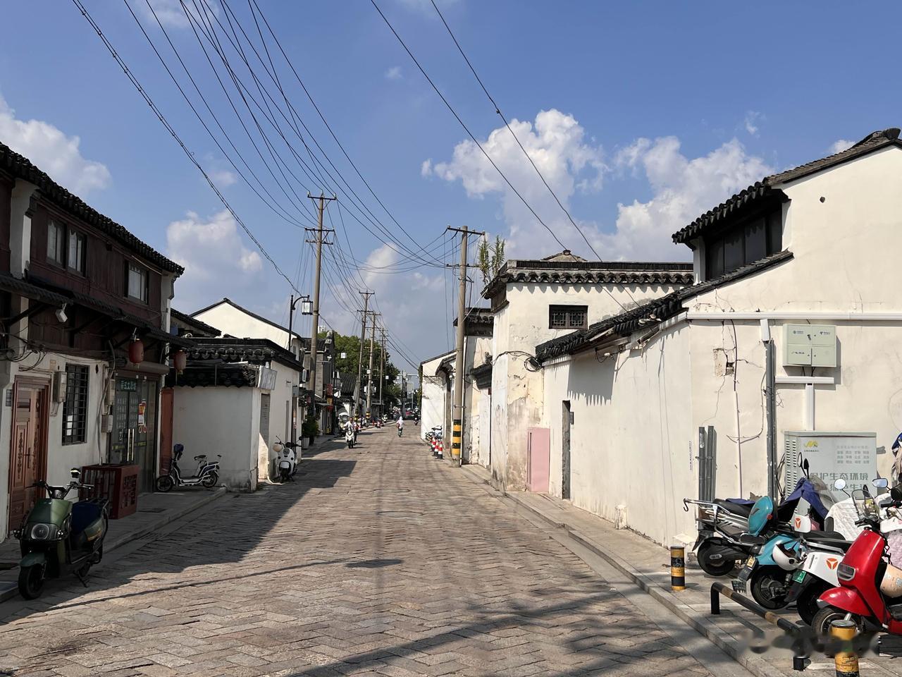 到了苏州，你随处可见就是这种街道，然而在这种街道里能够感受到几千年的文化气息，因