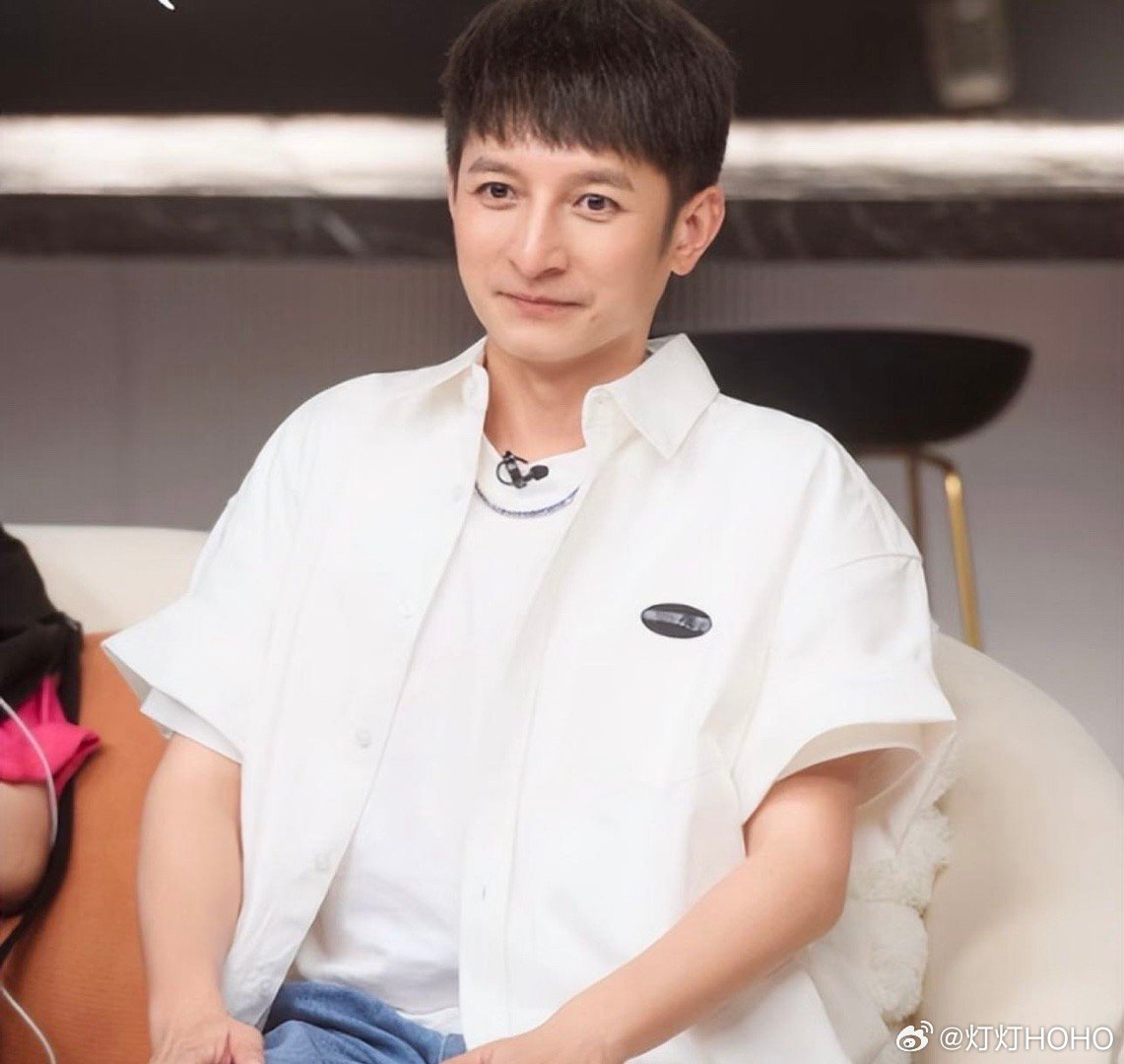 哈哈哈哈已经能想象到有多搞笑了，道具组辛辛苦苦做旧的家具，嘉哥看到直接掏出抹布擦