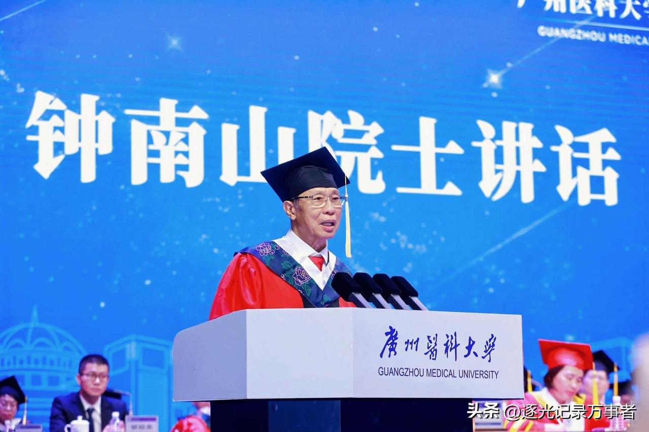 今日广州医科大学毕业典礼，89岁钟南山院士如约赴约，和2026届毕业生近距离握手