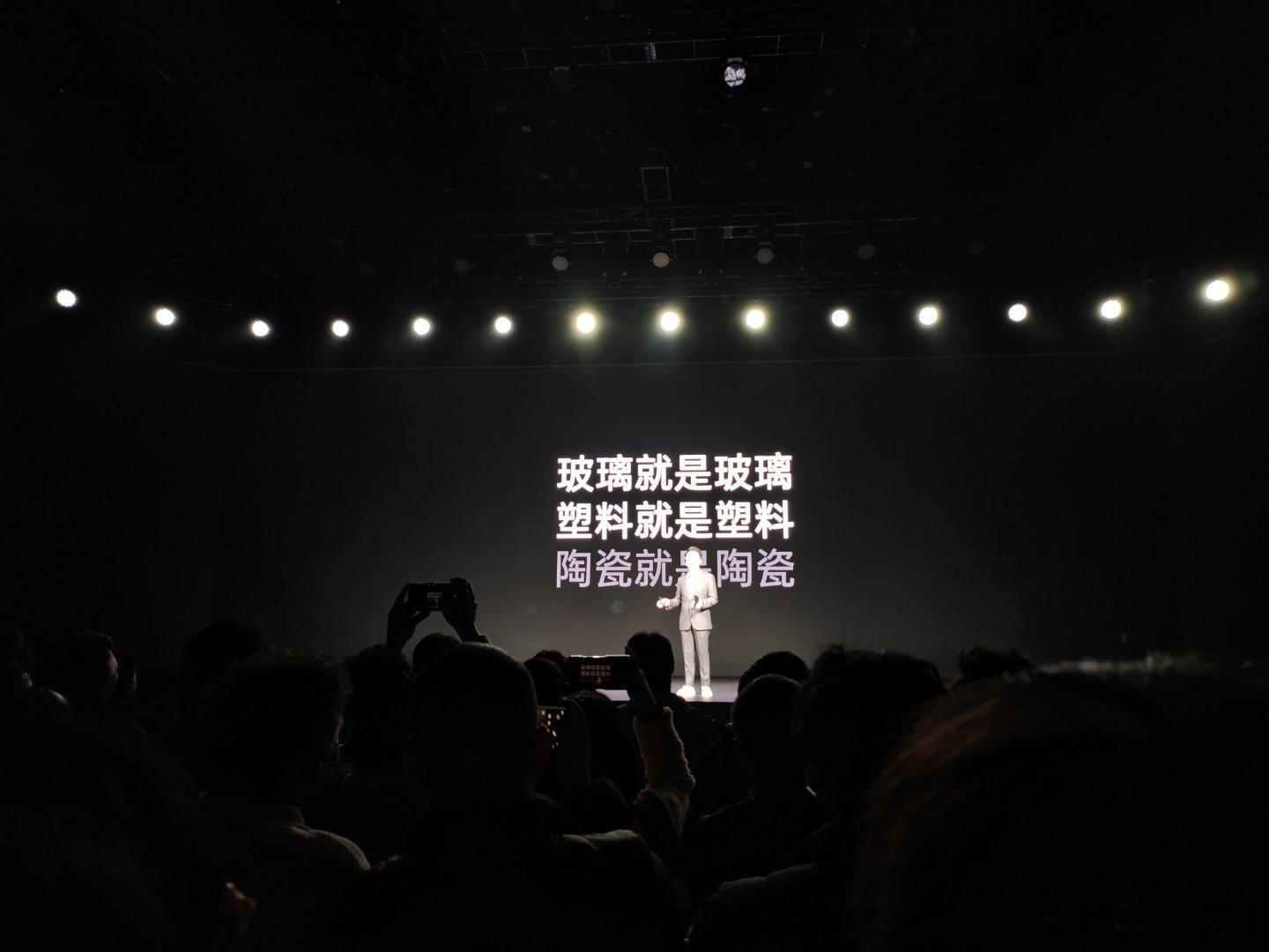 这不又调侃老对手了[笑而不语]反复强调我们不是陶瓷，是玻璃[doge][doge