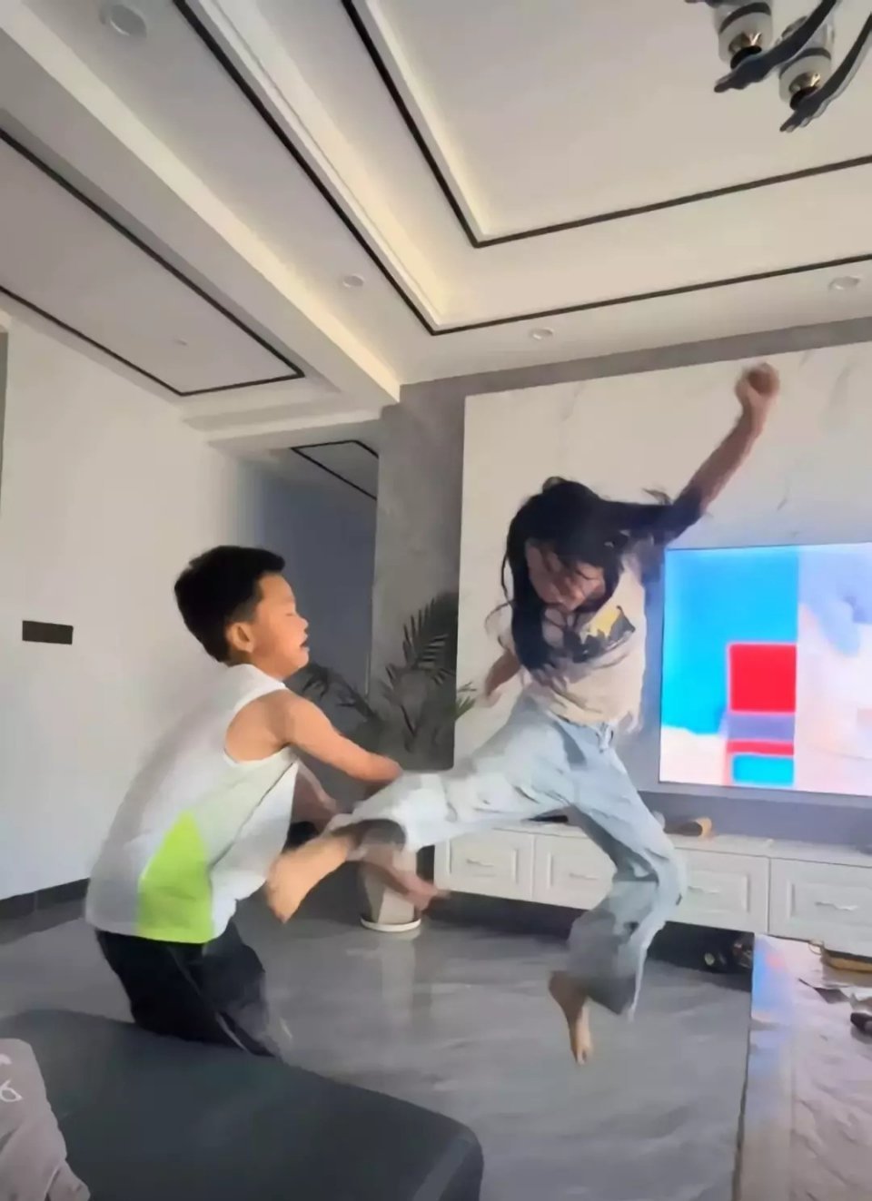 我表示，作为男的，真是怕家里有个彪悍的姐 ​​​