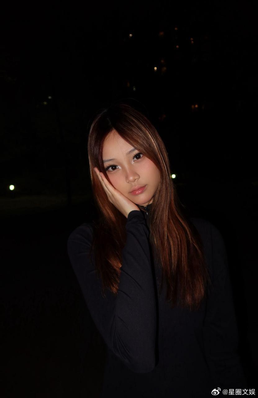 13岁甜馨好漂亮甜馨晒与妈妈合照 13岁甜馨近照，好漂亮 