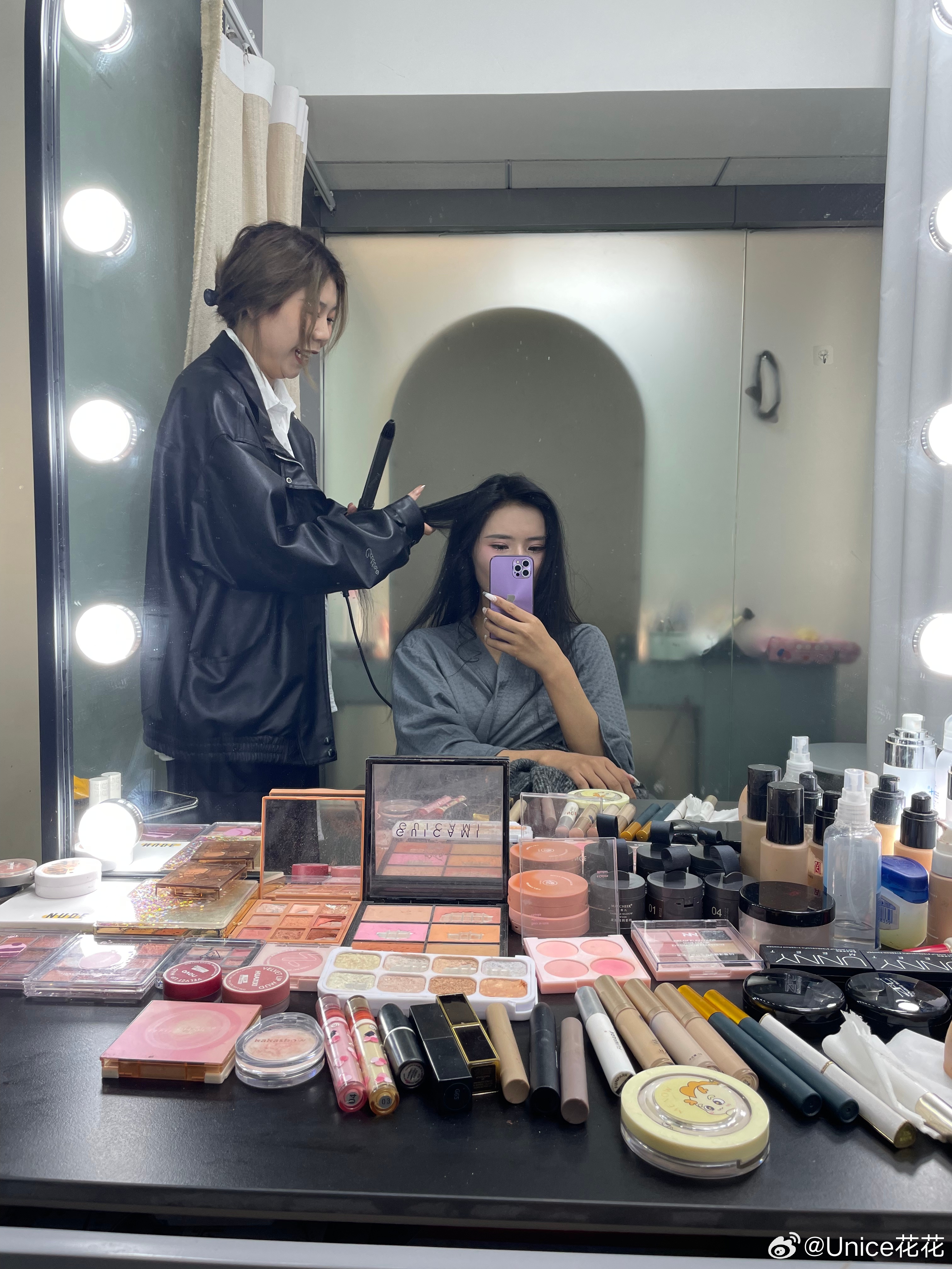 更……今日份小花絮，成片可以期待一下🍉（纯欲风妆容+黑丝）#天蝎##喜欢拍照也