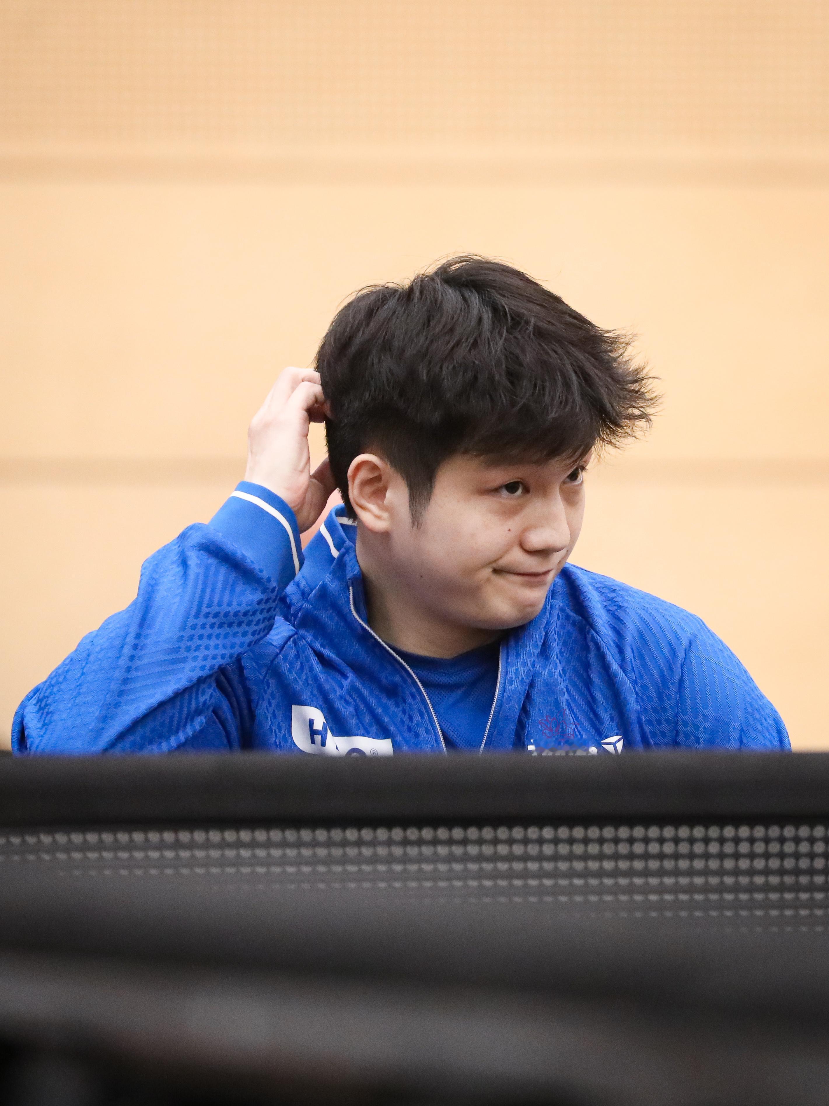 樊振东樊振东德甲 们全世界最可爱🐼是这样挠头的