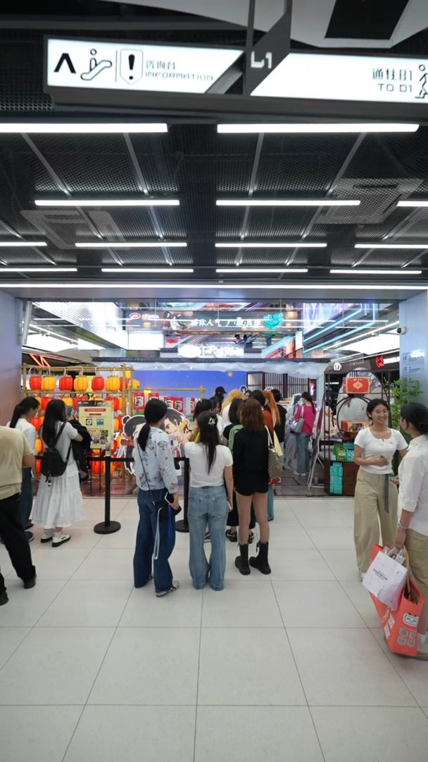 来了上海自动变成潮人 魔都街头随处可见时髦穿搭，氛围感与生俱来。搭配出圈古风题材