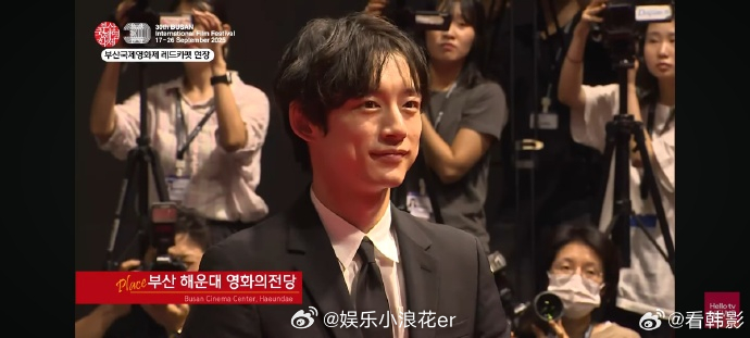 坂口健太郎恋情风波后首现身 坂口健太郎三角恋风波后首现身，亮相釜山国际电影节红毯