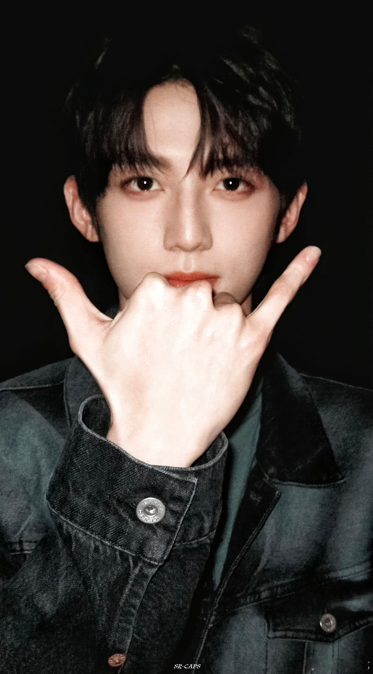 轻松又甜，自然又好嗑，这就是水灵灵的牵手吧～李雪琴赖伟明就这么水灵灵的牵手了你好