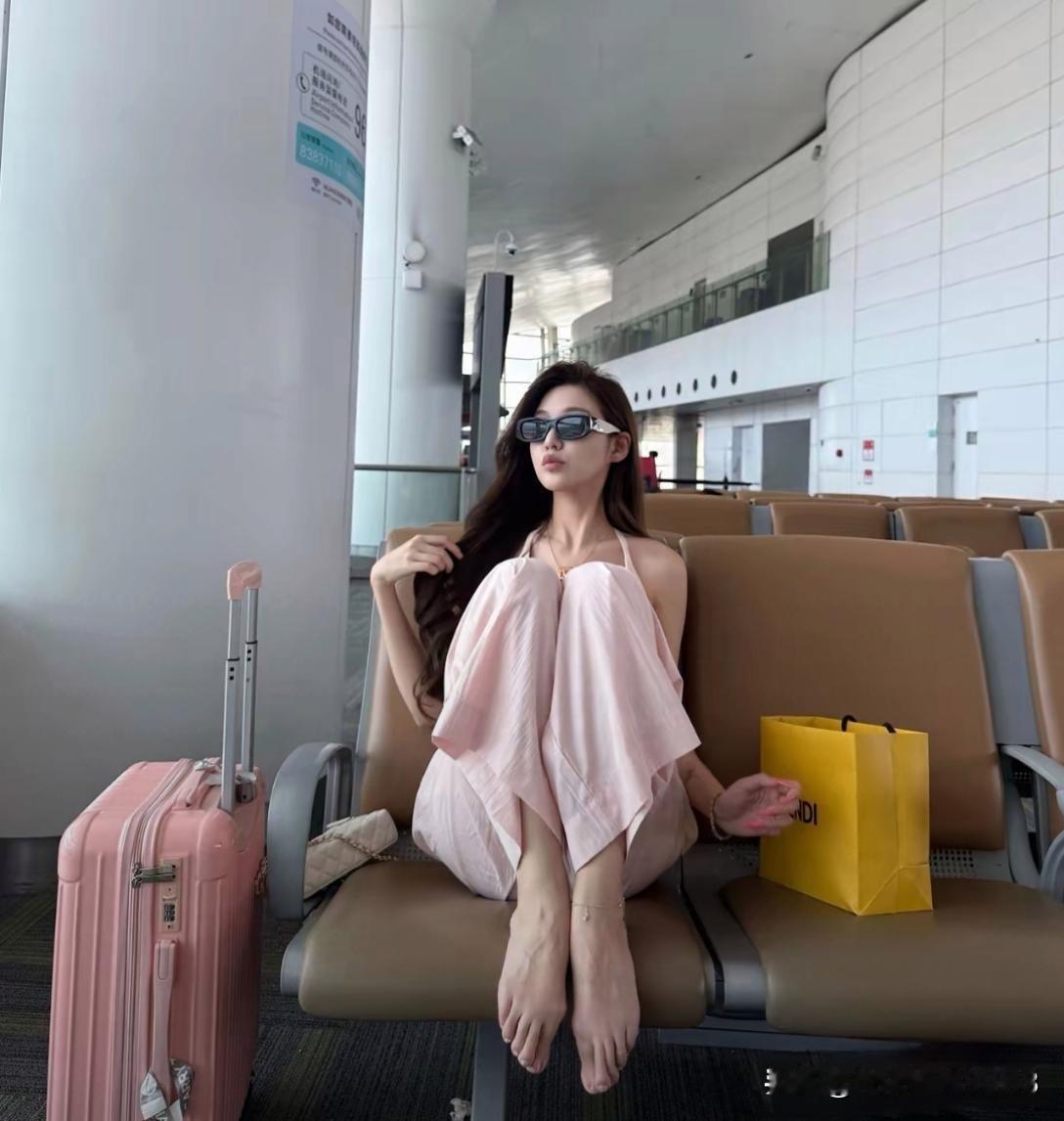 艾玛，美女长的很漂亮，但头一次看到这么丑的脚丫子。