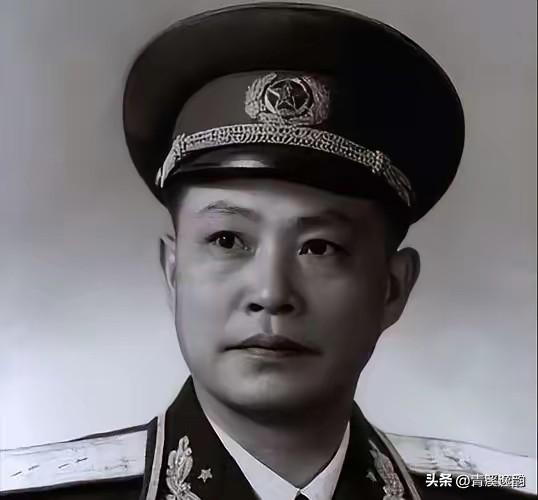 1938年，日军制造了高洪口大屠杀后，黄新廷想要报仇，但贺龙不许，并且还撂下一句