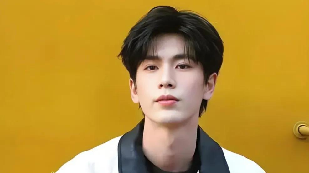 张凌赫爆火前奏：颜值营销之外，这个「神器」正在推他破圈？
 
张凌赫最近的热度简