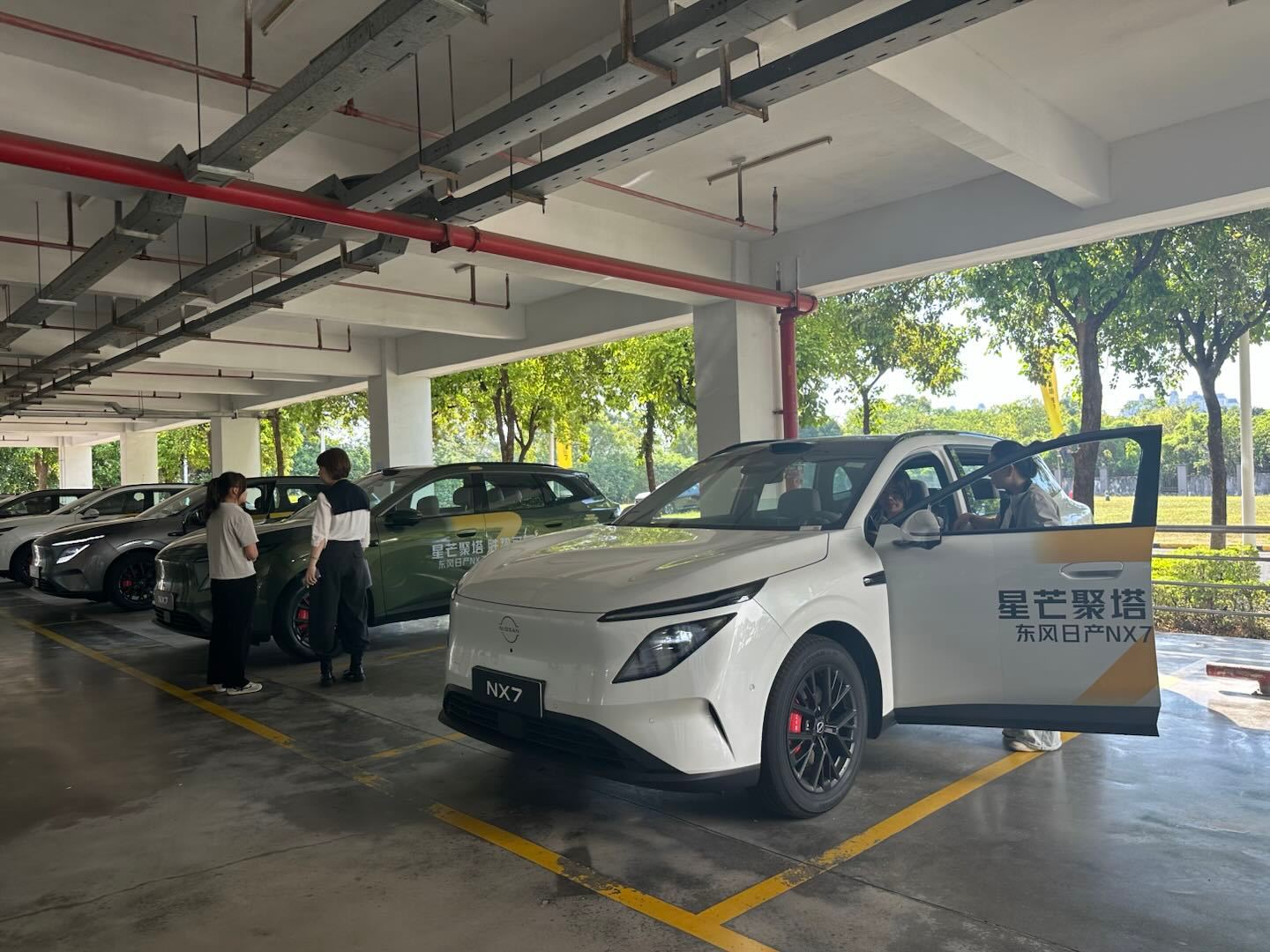 看这个NX7内饰图，我第一反应还真是蔚来。特别是那种环抱式的布局，以及整个座舱呈