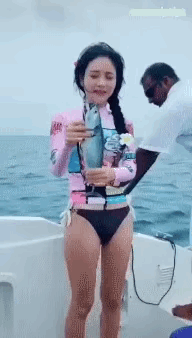 图一：海鱼的力气能有多大啊？小姐姐两个手都抓不住一条鱼。
图二：化妆师的手有多巧