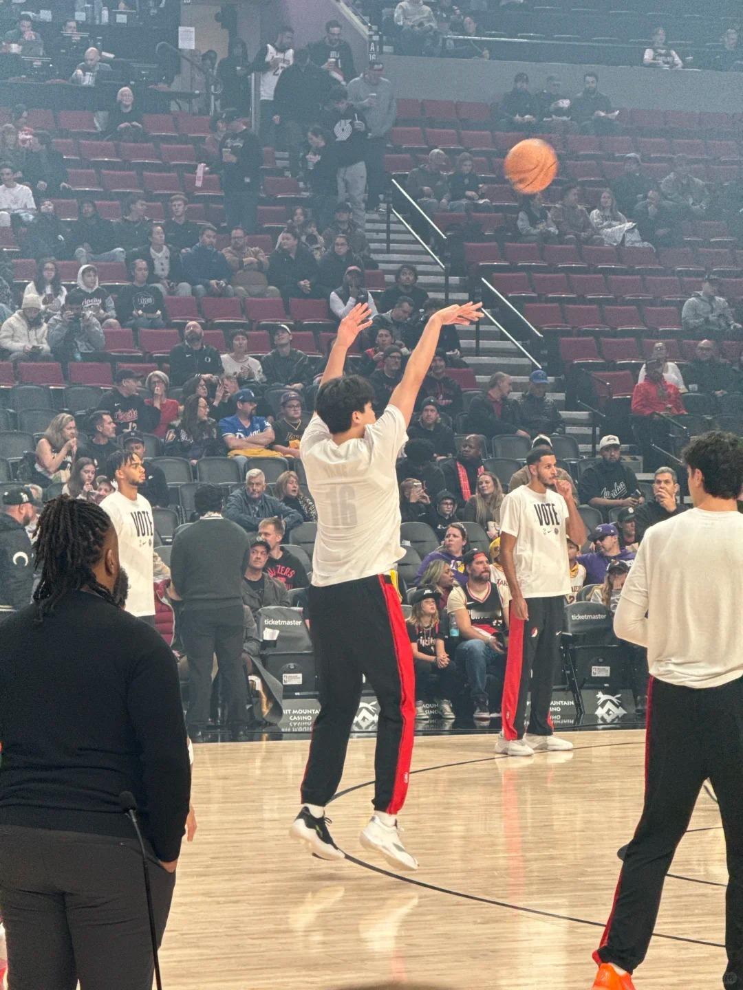 美女球迷到摩达中心穿杨瀚森球衣现场加油：杨瀚森很瘦！是婴儿肥  