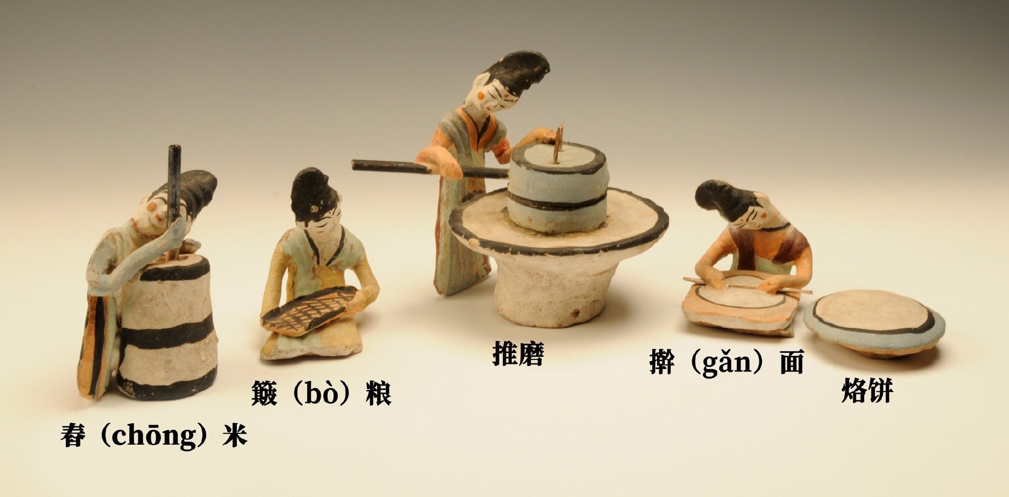 来看唐代小姐姐的面食制作“流水线”↓↓↓4人头梳高发髻，化着当时最流行的“贵妇姐