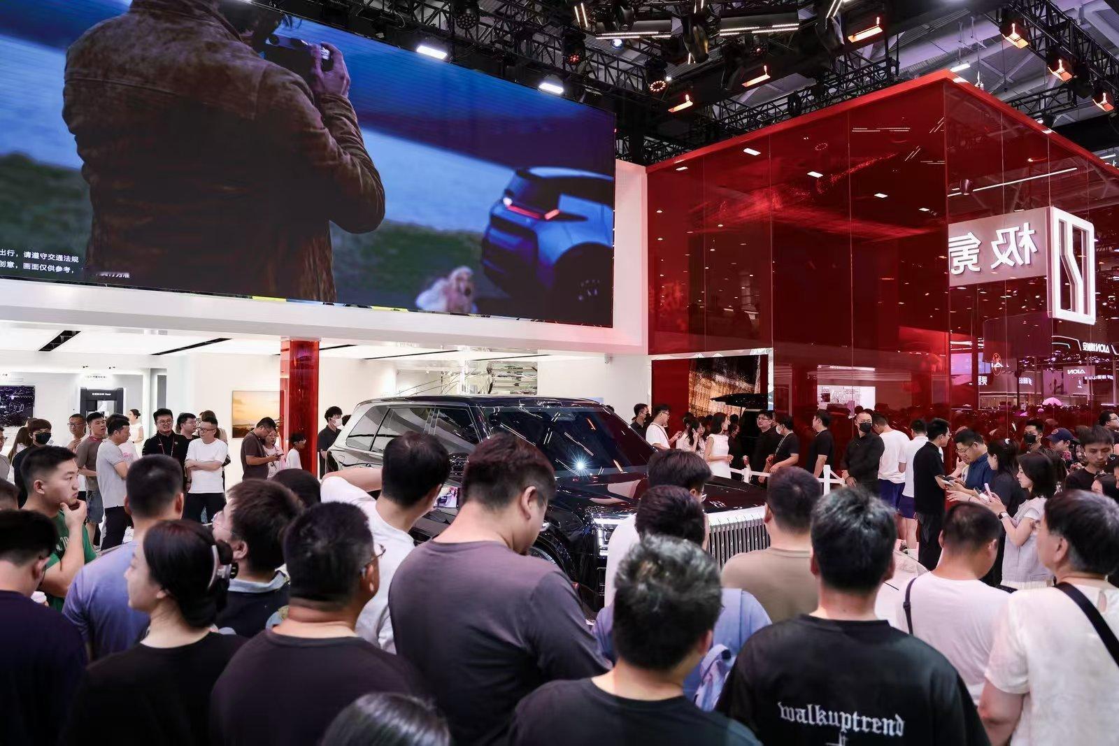 极氪豪华双王牌极氪9X和极氪009光辉亮相粤港澳车展，排面拉满，豪华拉满。极氪9