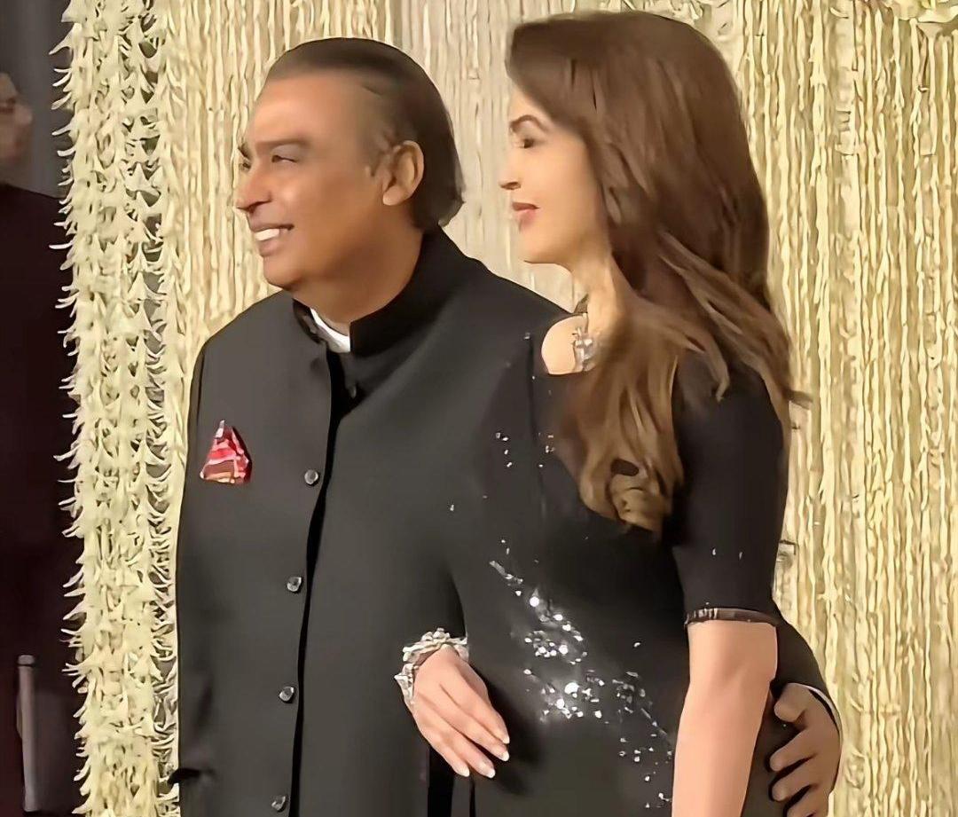 印度首富和老婆，他老婆的手怎么无处安放？
假如她老婆一个人，走在大街上，在印度这