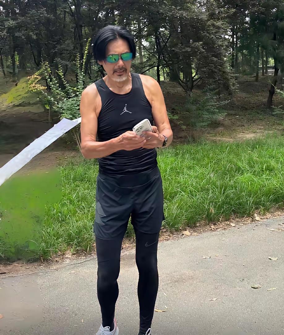 不知不觉周润发都已经70岁了，
当年他饰演的赌神、小马哥是何等的意气风发，
但是