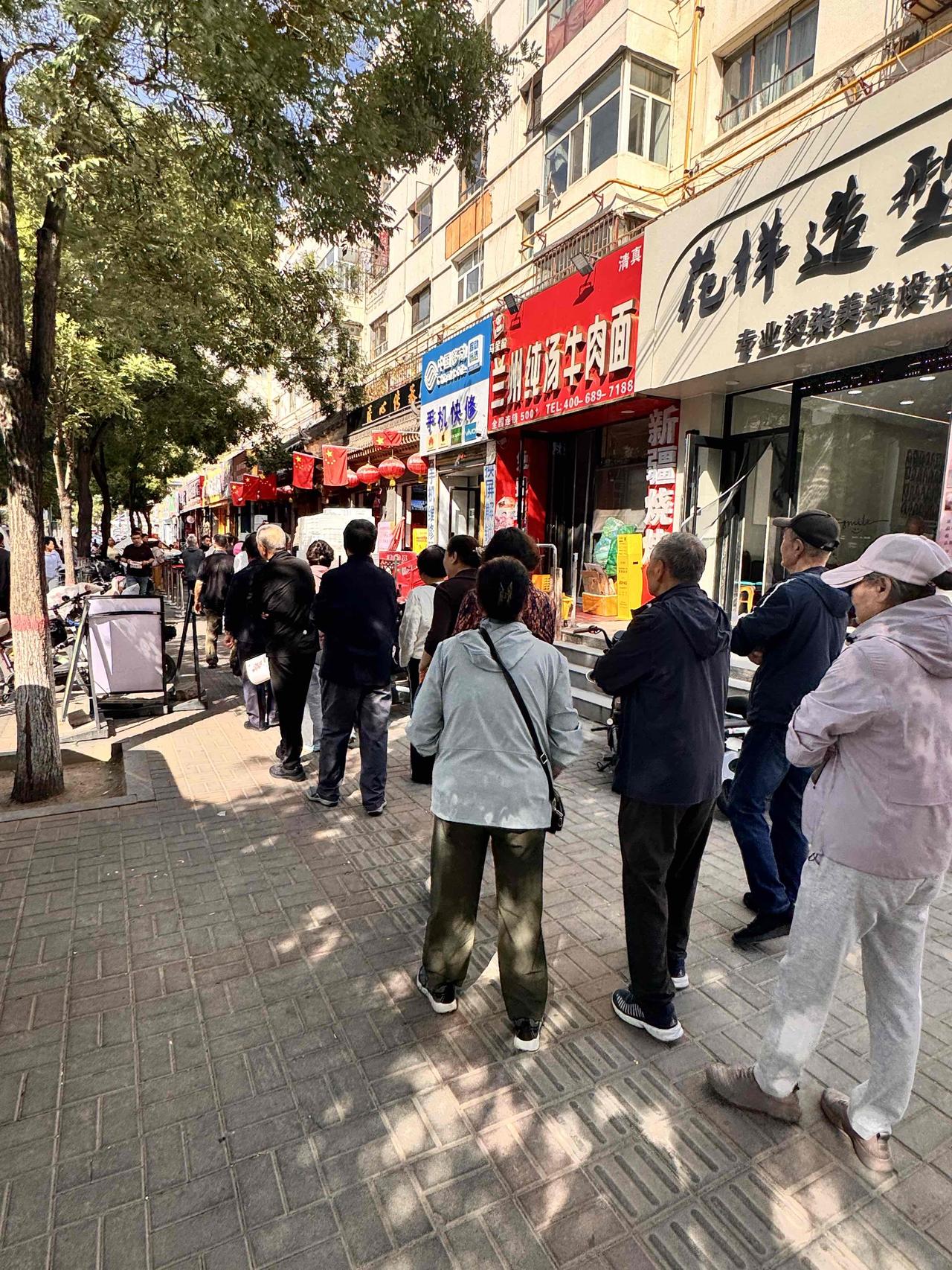 都说现在生意不好做，可大同这家小店，需要安排多名保安维持秩序，只有限流才能进入。