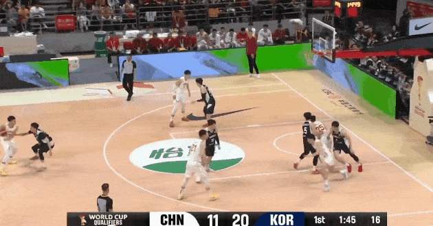 中国男篮精彩配合，程帅澎三分命中，终于进了第一个三分



中国男篮开局手感冰凉