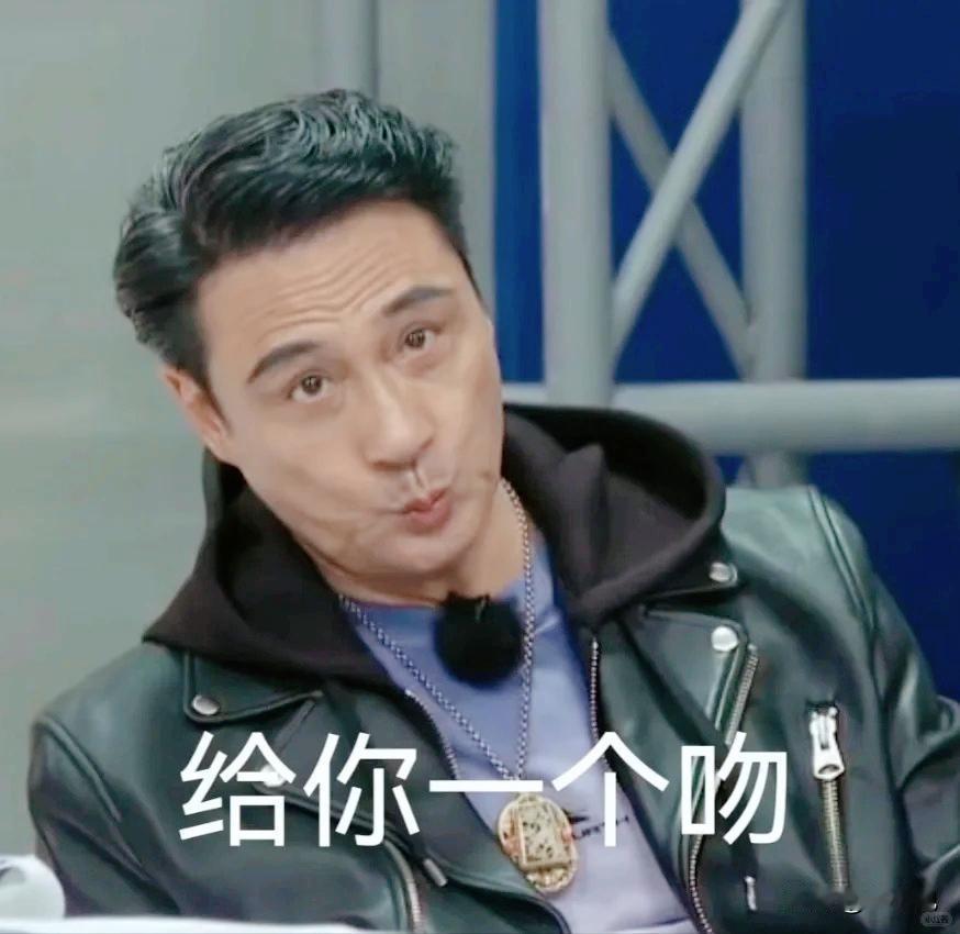 62岁吴镇宇都是快免费乘公交的年纪了，仍然具有个性和魅力，在无限超越班当评委，直