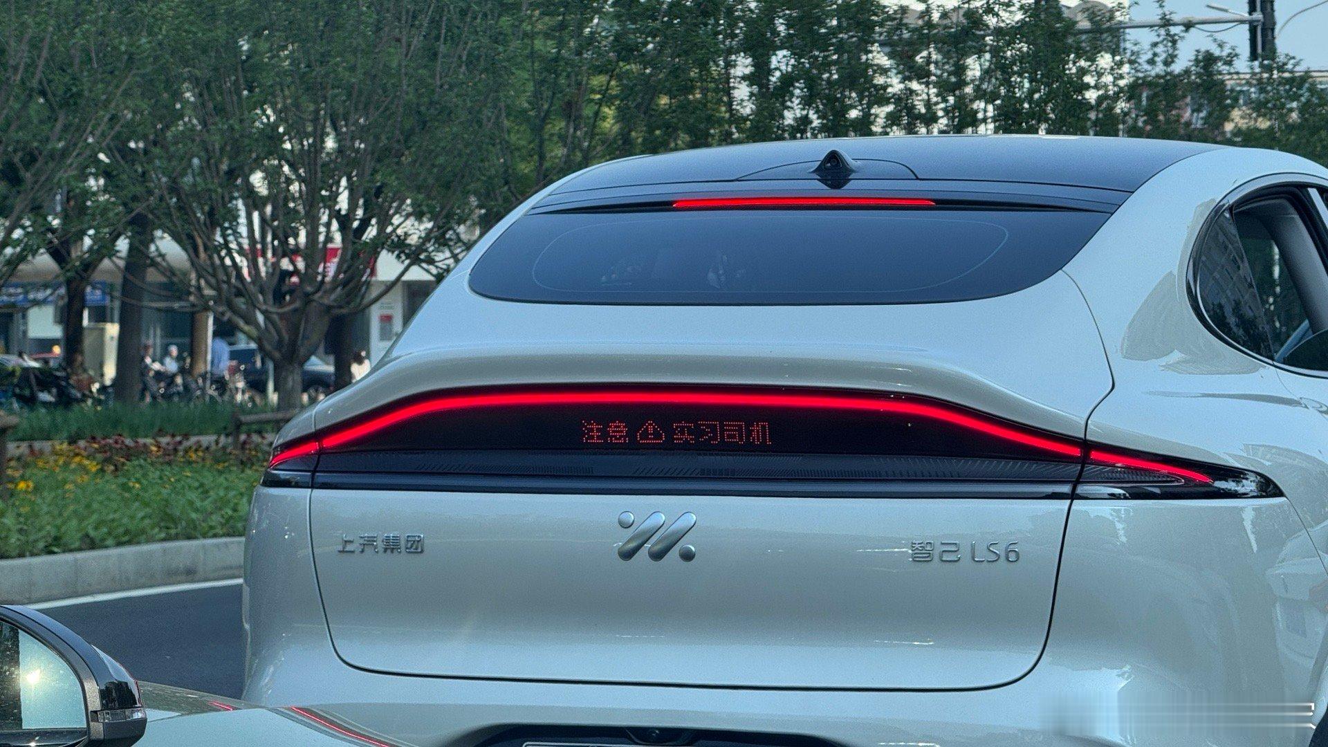 以后这台车就可以显示“我是恒星超级增程”了[偷笑]智己行业首发恒星超级增程 ​​