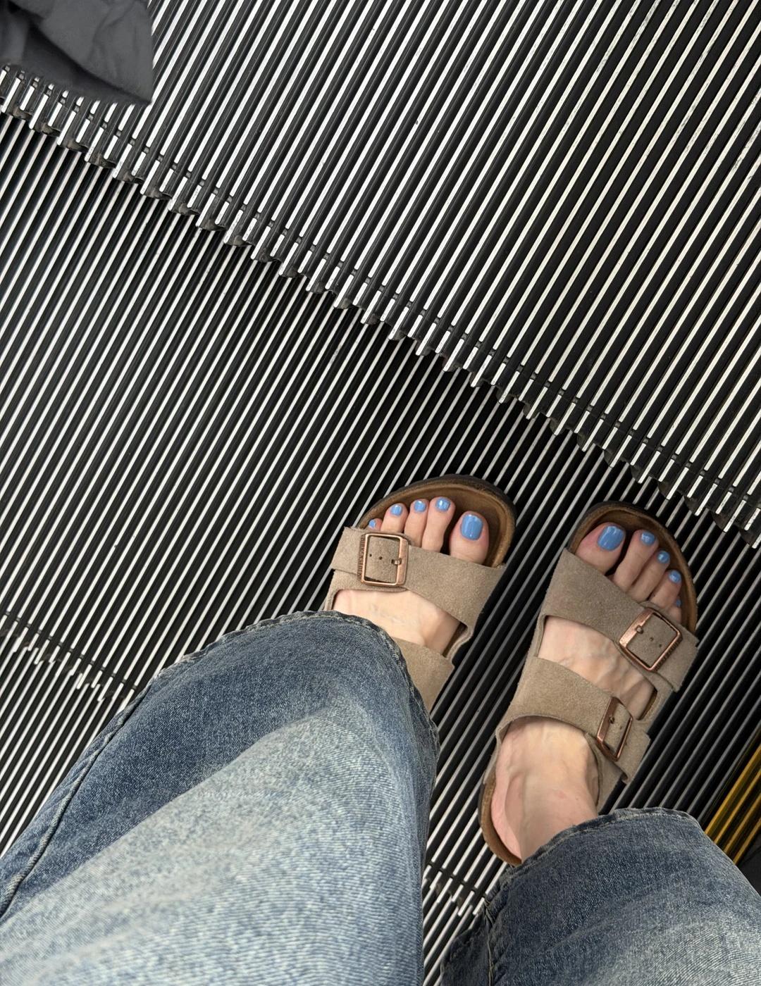 勃肯又+1
去年买的arizona宽版有点晃荡
新入mayari窄板又有点挤：）