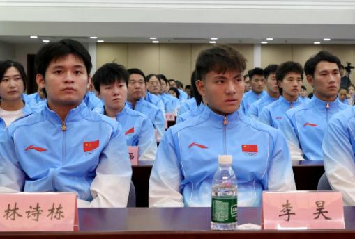 亚运会总结会，林诗栋与李昊喜相逢，聊了起来：
林诗栋：哥，你拿几块金牌？
李昊：