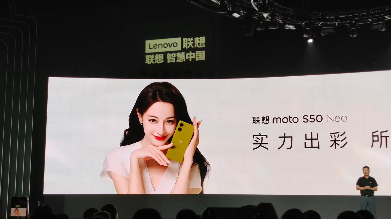 moto找迪丽热巴代言真是捡到宝了，人气实在是太高了！