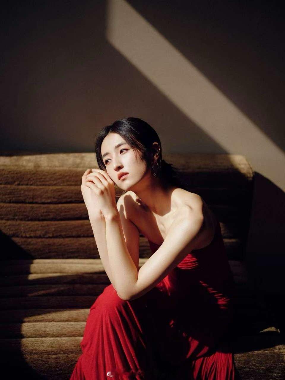 张子枫最受大学生欢迎年度女演员 谁的青春没被张子枫的角色打动过呀！《盛夏未来》里