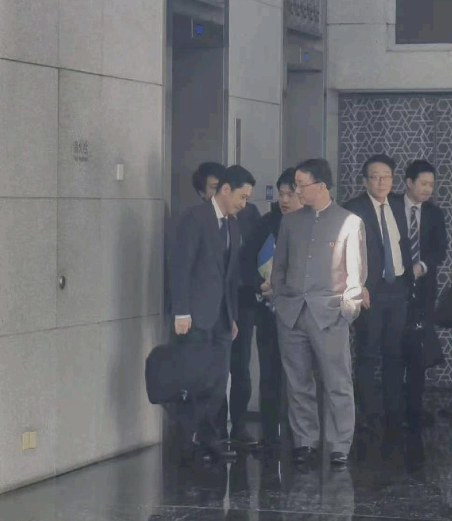 日本就媒体发布“双手插兜”画面向中国提出交涉

11月19日，日本内阁官房长官木