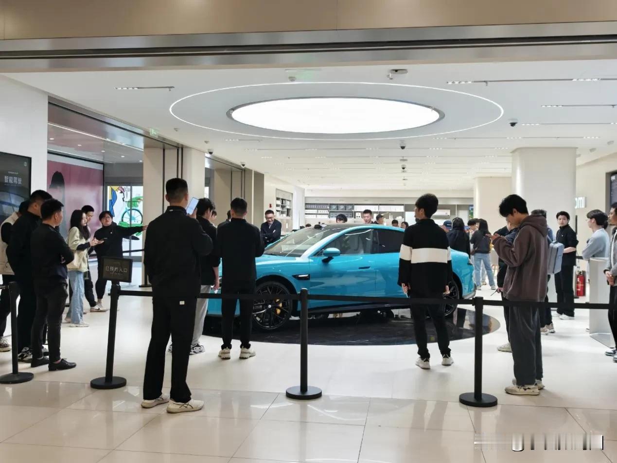 这是整个商场的人都去围观小米汽车SU7了？10点开门，10点多些小米店就围满了人