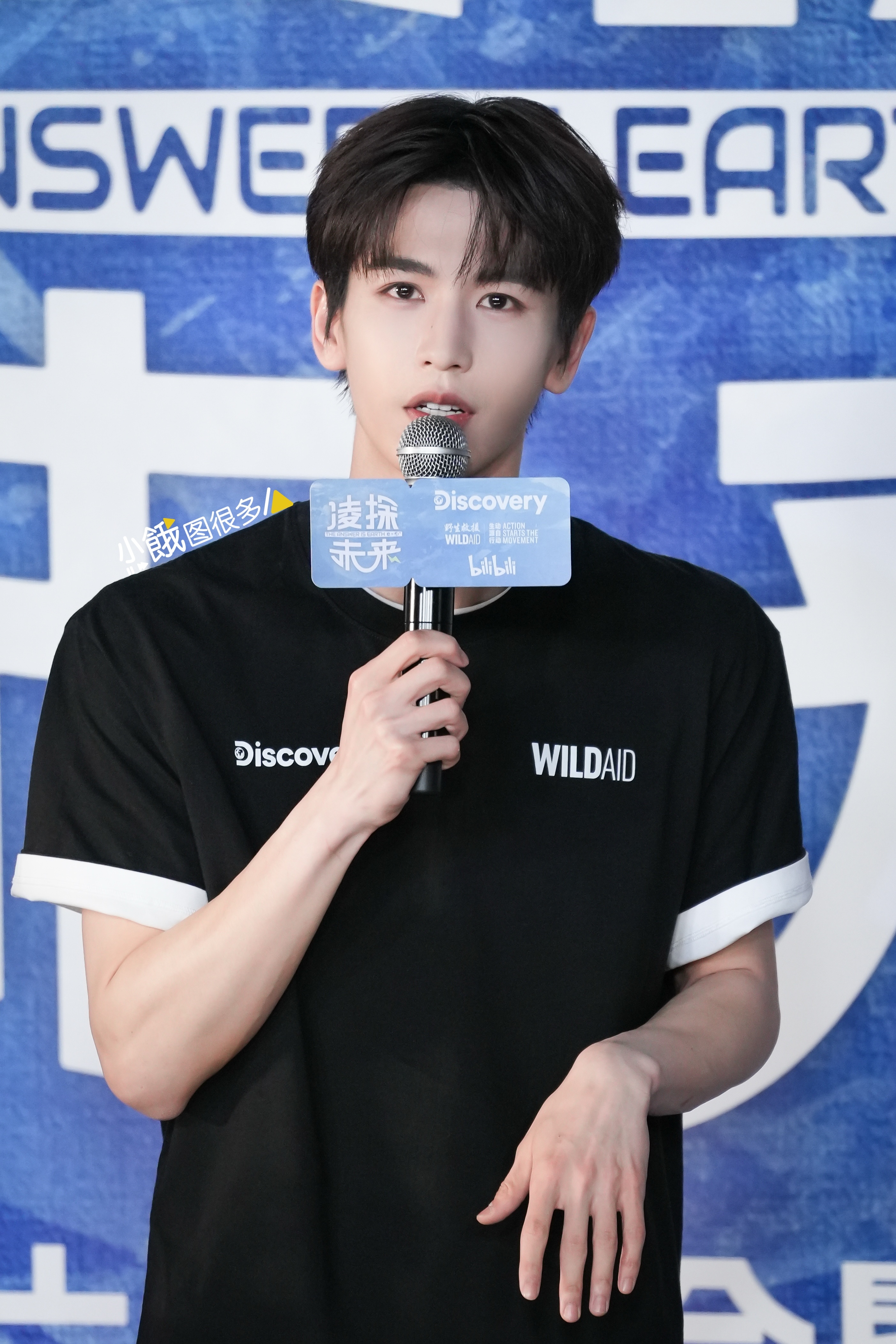 张凌赫一边打游戏一边吃晕车药 20260422 补一组《凌探未来》首映礼张凌赫高