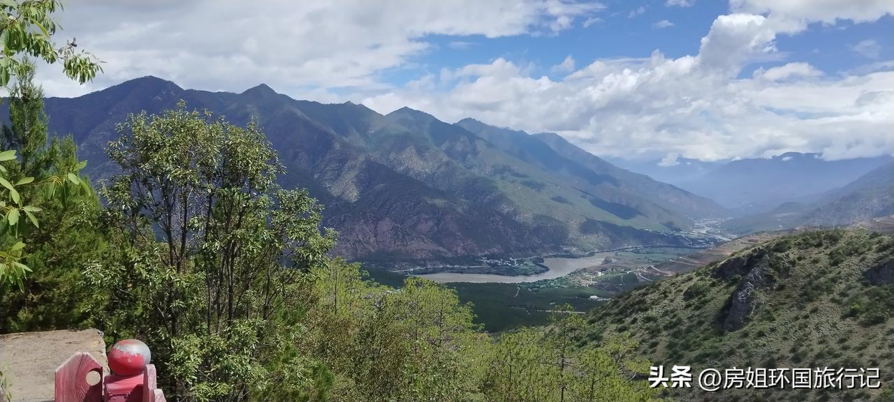 云南三景同框处，哈巴雪山，玉龙雪山和虎跳峡峡谷。在云南这可是三处特别景点。