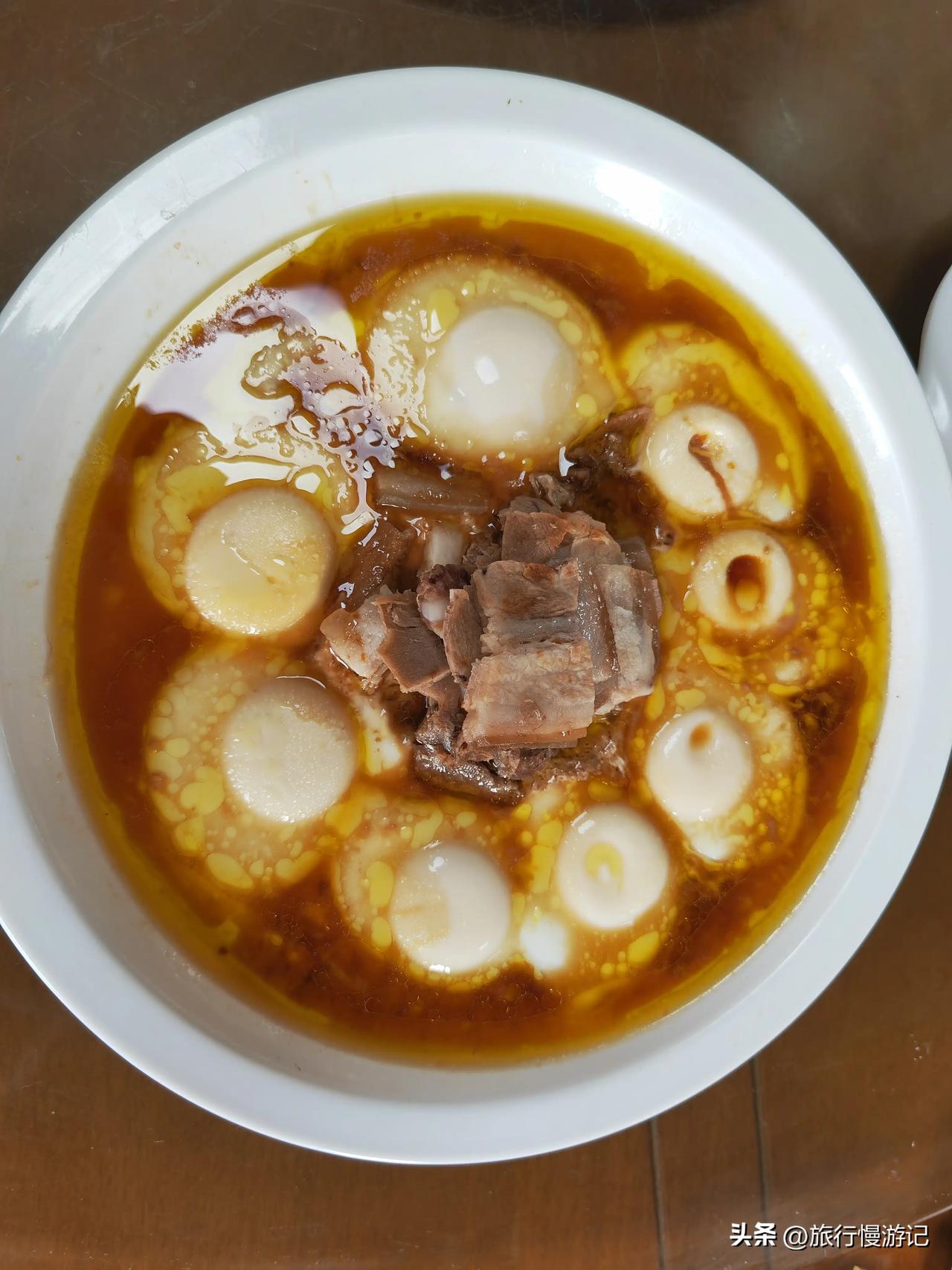 在中国的广袤土地上，美食的魅力是无穷的。说到吉林，你可能会想到那漫天飞舞的雪花，