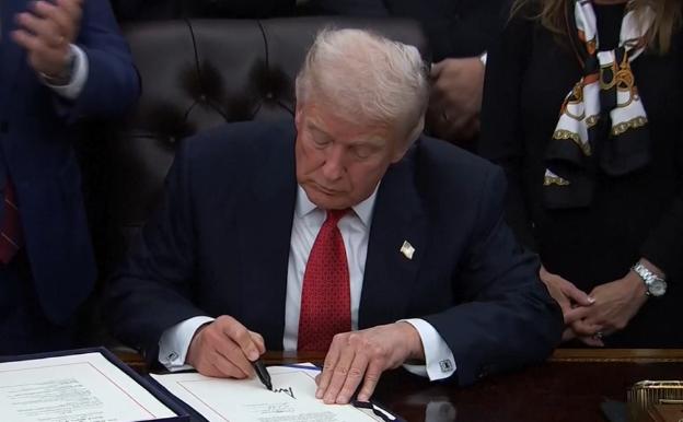 特朗普再度变脸，欧盟可以继续反华了。
 
当地时间1月21日，特朗普在与北约秘书