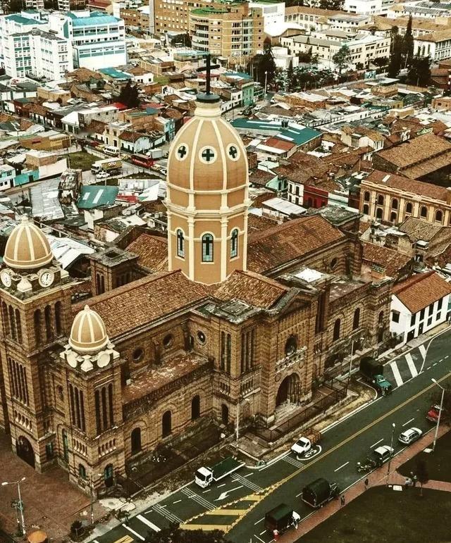 有人说，哥伦比亚选择将首都波哥大建立在远离太平洋364公里之外的内陆高原地带，真