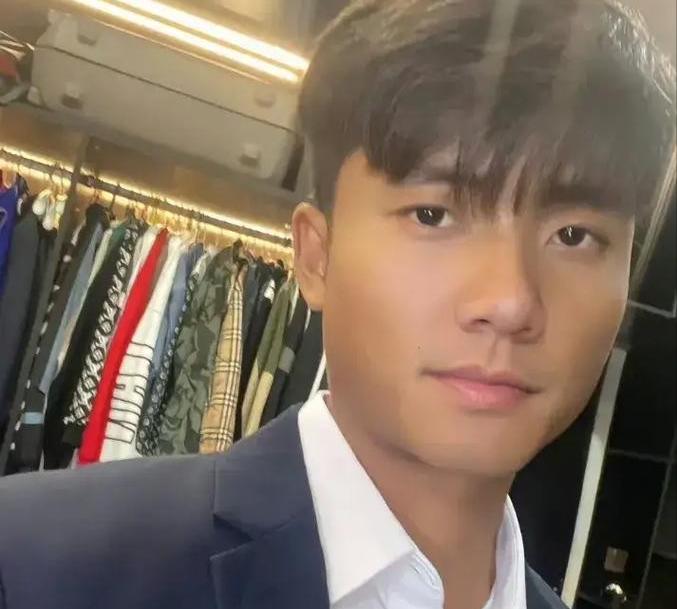 魏清涛，男，29岁，果敢同盟军原参谋长魏超仁的儿子、亨利集团董事长魏榕的弟弟，缅