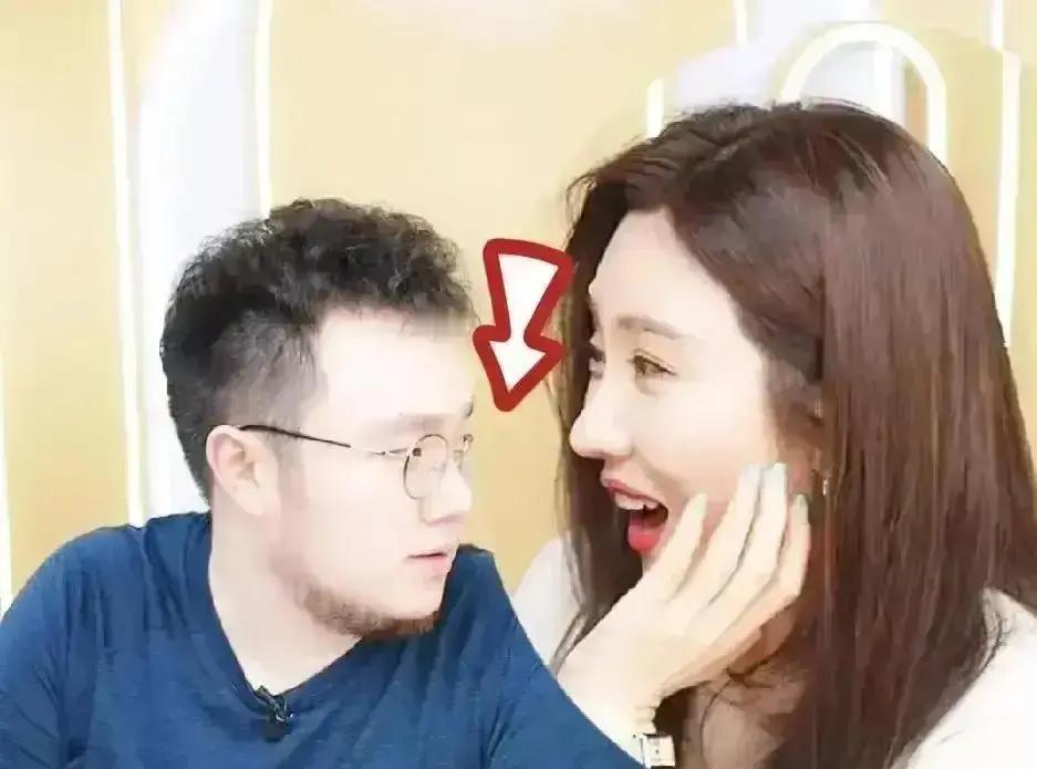 2016年，英达给巴图转了7笔钱。
每一笔都备注“给儿子”。
但巴图在直播里说，