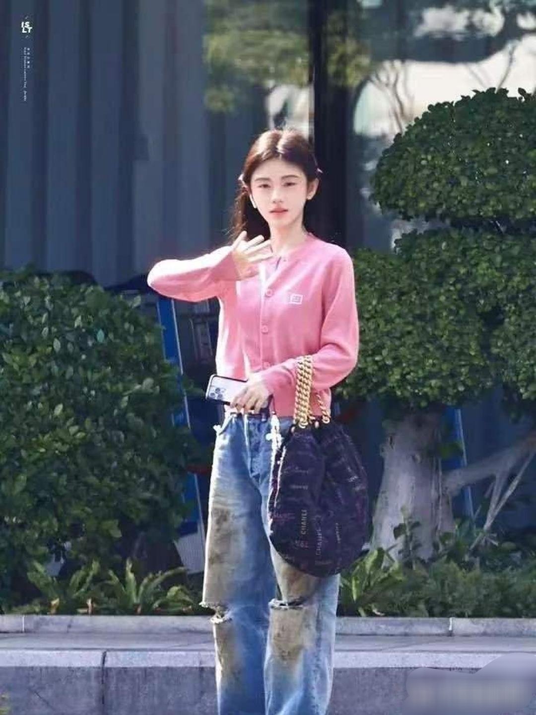 路人拍到了鞠婧祎的素颜照片，去掉美颜滤镜之后，她真实的状态大家能打几分？ 