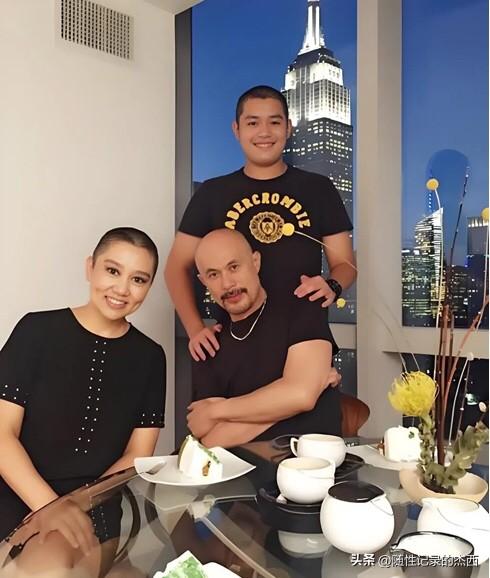 徐锦江一家人的同框合影真温馨，一家人难得有休闲的时间一同外出用餐，儿子的颜值完全