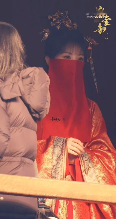 田曦薇红衣面纱路透好好 