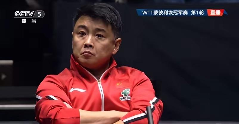 不得不说，王皓还是专业的，当周启豪被吴晙诚按着打，毫无办法时，王皓当即指出他的不
